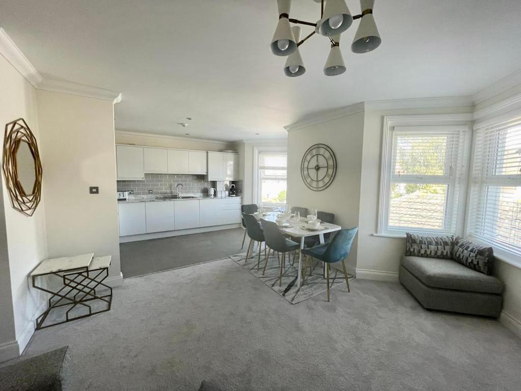Exquisite Apartment, Stone Throw From The Beach Борнмут Экстерьер фото